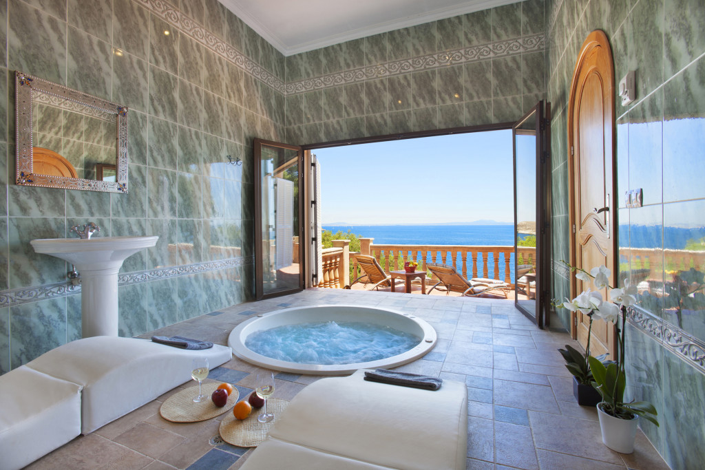 Jacuzzi towards Sea