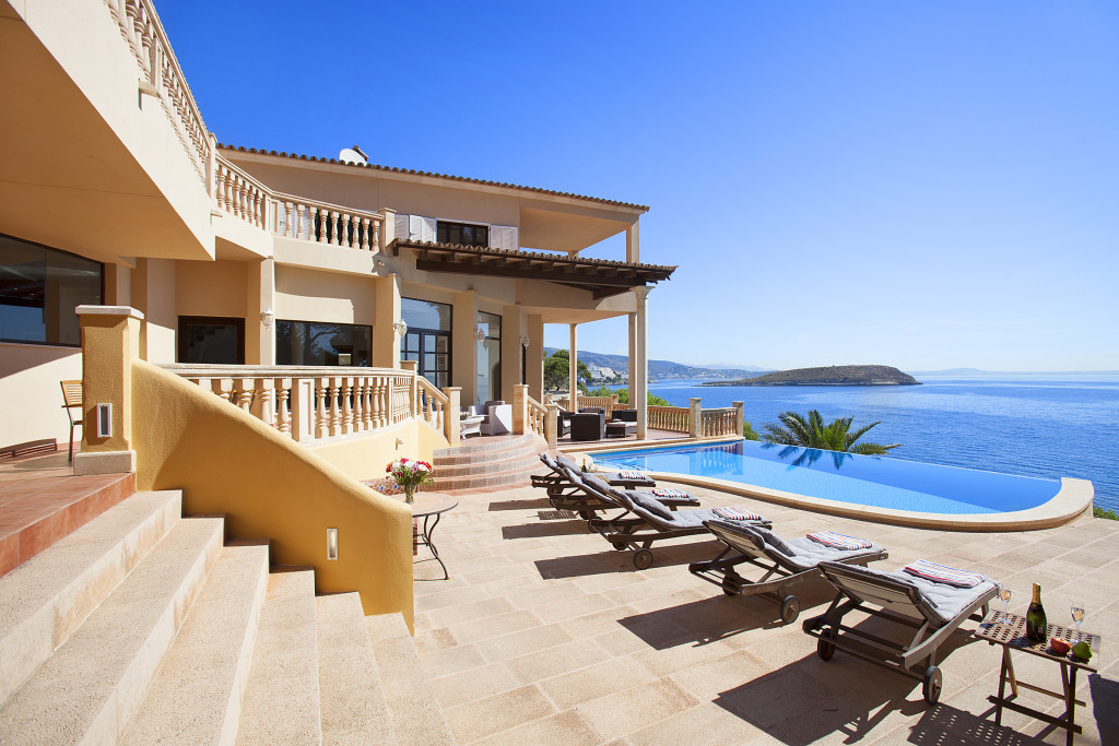 Sunloungers Pool and Sea